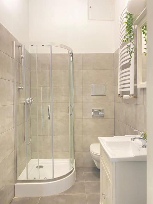 Large 89m2 Apartment, 3 Bedrooms And 2 Bathrooms * Krakau