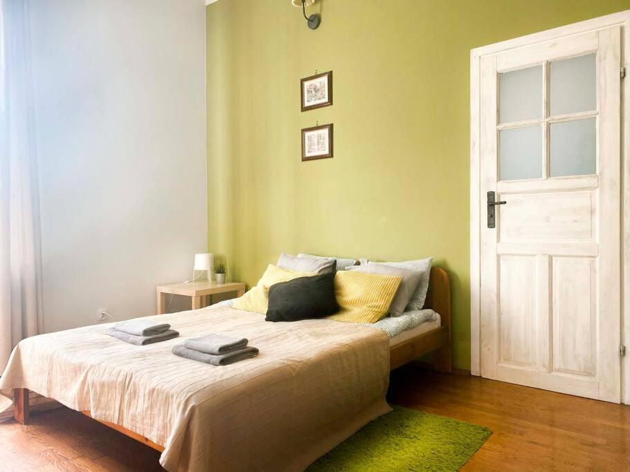 Apartment Large 89m2 Apartment, 3 Bedrooms And 2 Bathrooms *