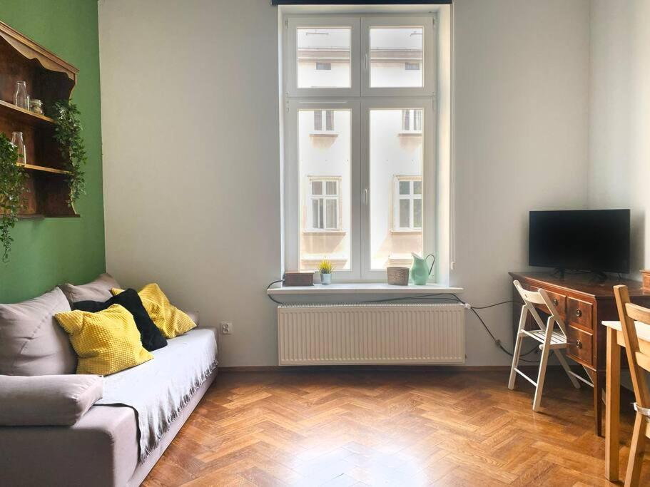Large 89m2 Apartment, 3 Bedrooms And 2 Bathrooms Krakau